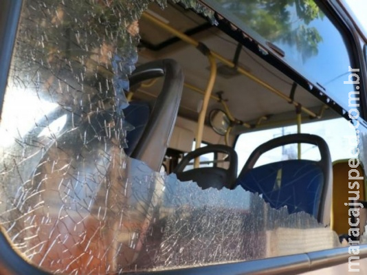 Homem é preso por atirar pedras e quebrar vidros de ônibus no Centro