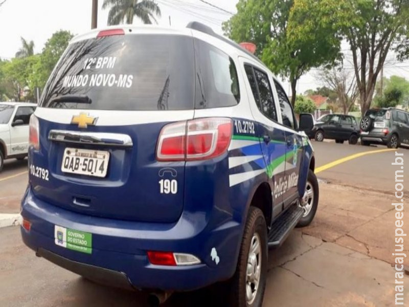 Homem esfaqueia outro, é perseguido e detido por esposa da vítima Homem esfaqueia outro, é perseguido e detido por esposa da vítima
