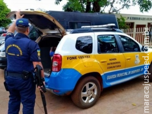 Homens são detidos pela GM após serem flagrados fazendo sexo em frente de igreja