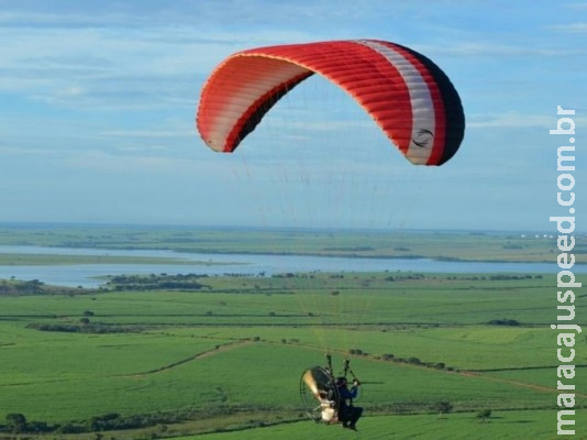 Idoso de 70 anos se torna piloto de paramotor para acompanhar filho e realizar sonho de infância em MS