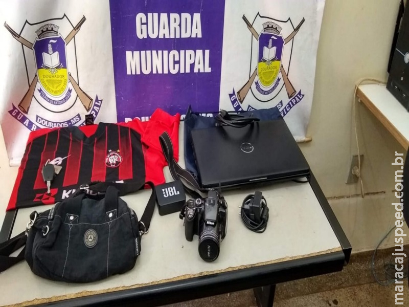 Jovens são presos no Parque Antenor Martins com produtos furtados Jovens são presos no Parque Antenor Martins com produtos furtados