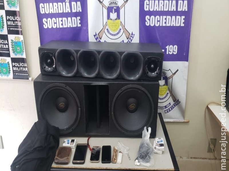 Jovens são presos por perturbação do sossego ao amanhecerem escutando som alto Jovens são presos por perturbação do sossego ao amanhecerem escutando som alto