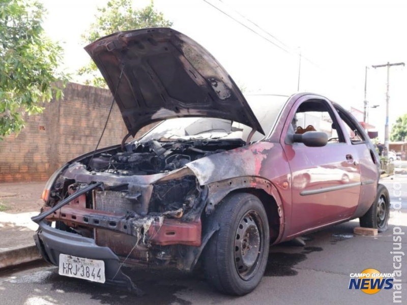 Menina de 8 anos fica ferida ao sair de carro pegando fogo