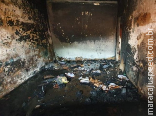 Morador de rua põe fogo em casa em bairro que pede solução contra drogas Morador de rua põe fogo em casa em bairro que pede solução contra drogas