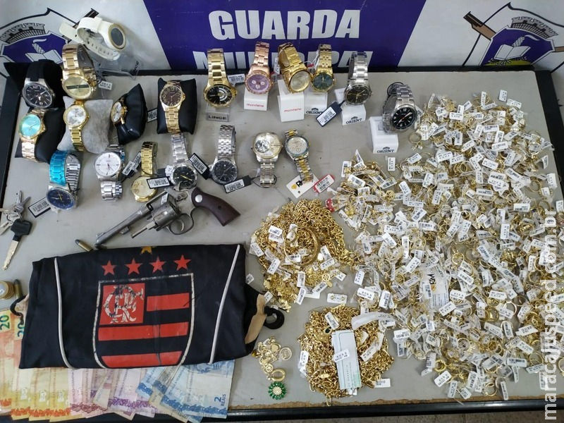 Moto falha na hora da fuga e assaltantes de joalheria acabam detidos Moto falha na hora da fuga e assaltantes de joalheria acabam detidos
