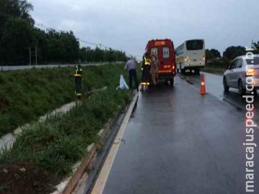 Motociclista cai em vala de água fluvial e morre na BR-158 