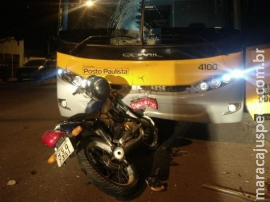 Motociclista vai parar em CTI depois de bater em ônibus parado Motociclista vai parar em CTI depois de bater em ônibus parado