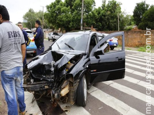 Motorista acerta poste ao tentar desviar de carro para evitar acidente 