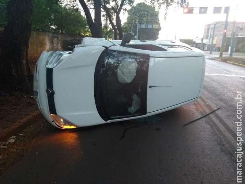 Motorista bêbado tomba veículo na Joaquim Teixeira Alves Motorista bêbado tomba veículo na Joaquim Teixeira Alves
