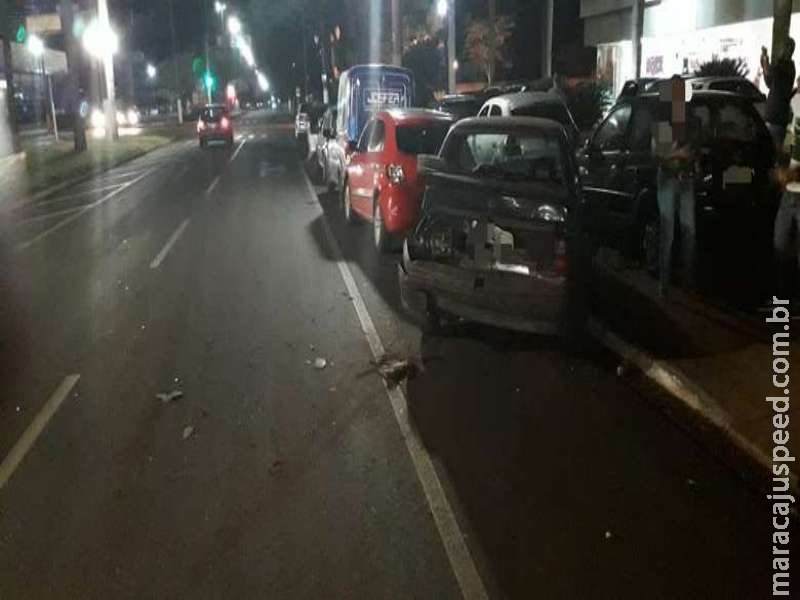 Motorista embriagado "bate" em vários veículos e acaba preso