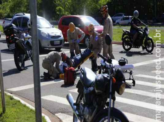 Motorista não consegue desviar e colide em moto após caminhão ficar sem freio Motorista não consegue desviar e colide em moto após caminhão ficar sem freio