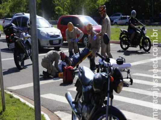 Motorista não consegue desviar e colide em moto após caminhão ficar sem freio 