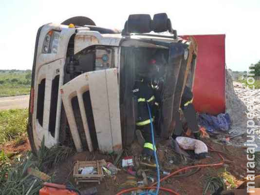 Motorista perde controle, tomba carreta e fica preso nas ferragens 