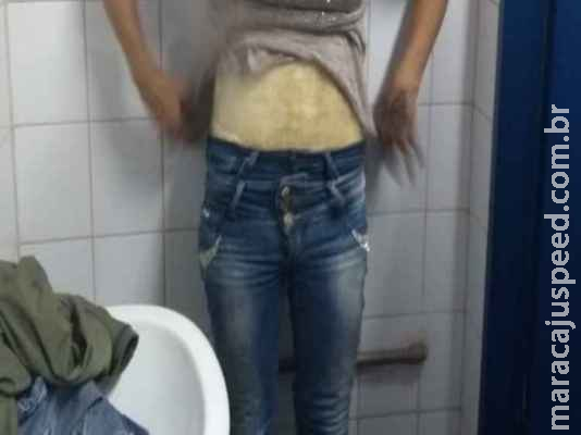Mulher é presa com cocaína em papelão enrolado junto ao corpo na fronteira Mulher é presa com cocaína em papelão enrolado junto ao corpo na fronteira