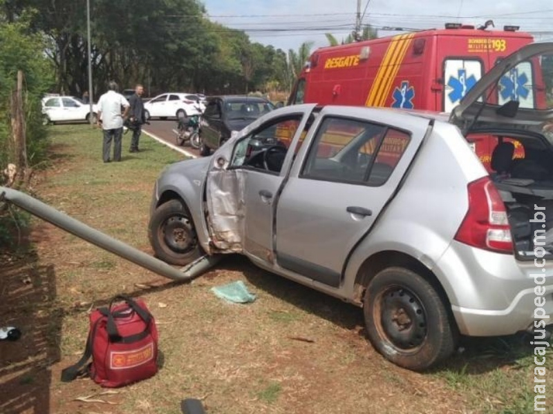 Mulher perde controle da direção, derruba poste e tomba carro na Vila Ipiranga