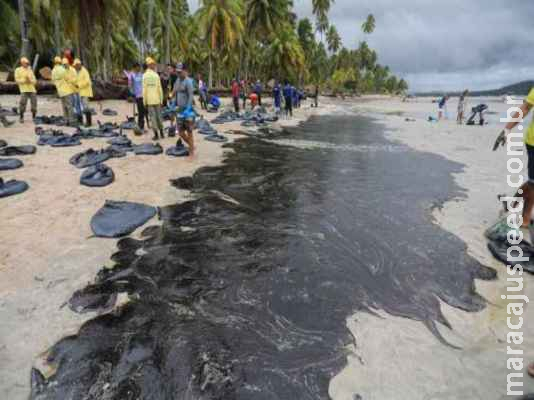 Pesquisadores detectam mancha de óleo gigantesca no litoral sul da Bahia Pesquisadores detectam mancha de óleo gigantesca no litoral sul da Bahia