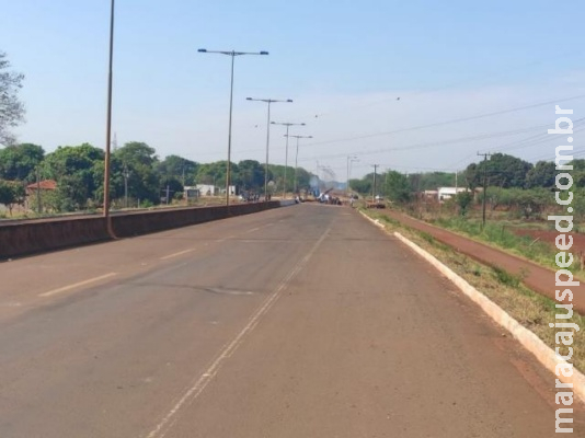 Polícia consegue retirar caminhões, mas bloqueio em rodovia continua Polícia consegue retirar caminhões, mas bloqueio em rodovia continua