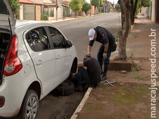 Policial militar é flagrado dormindo ao tentar trocar pneu furado, confessa que havia bebido e tem CNH recolhida
