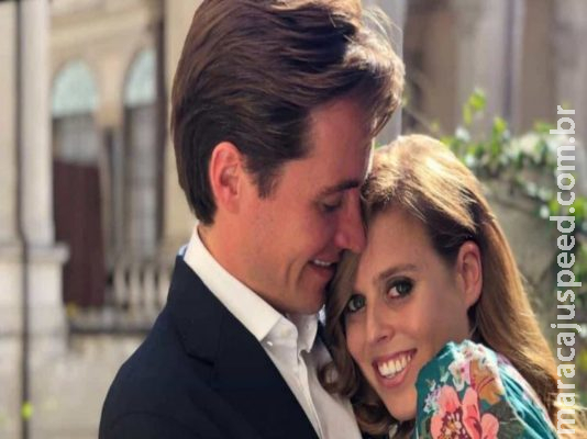 Princesa Beatrice aparece pela primeira vez após noivado 