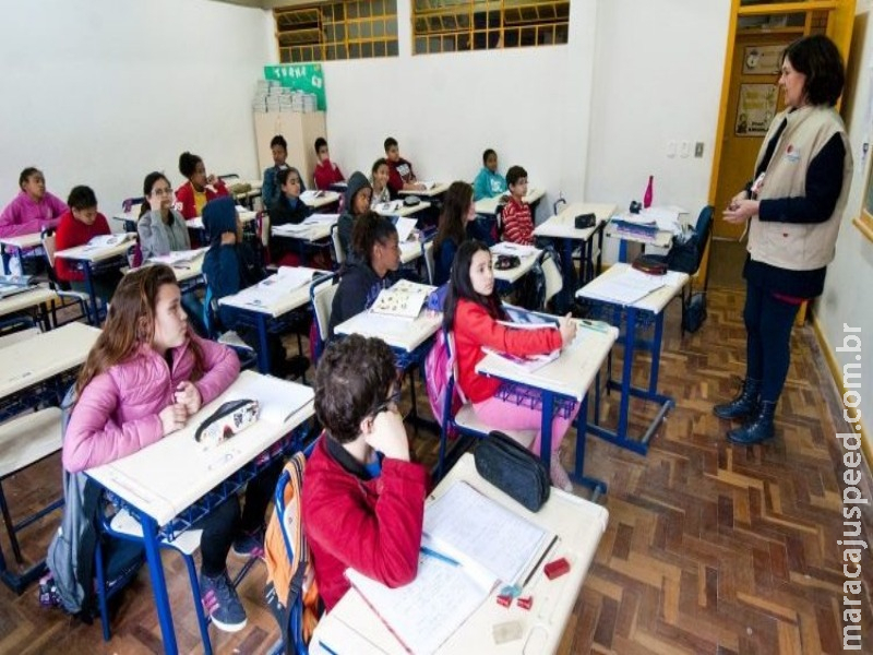 Professores e parlamentares criticam governo por "desmonte" da educação Professores e parlamentares criticam governo por "desmonte" da educação