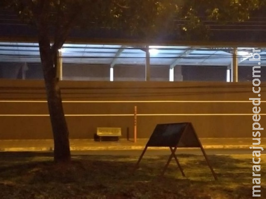 Próximo a três escolas, pontos cobertos “somem” e passageiros reclamam