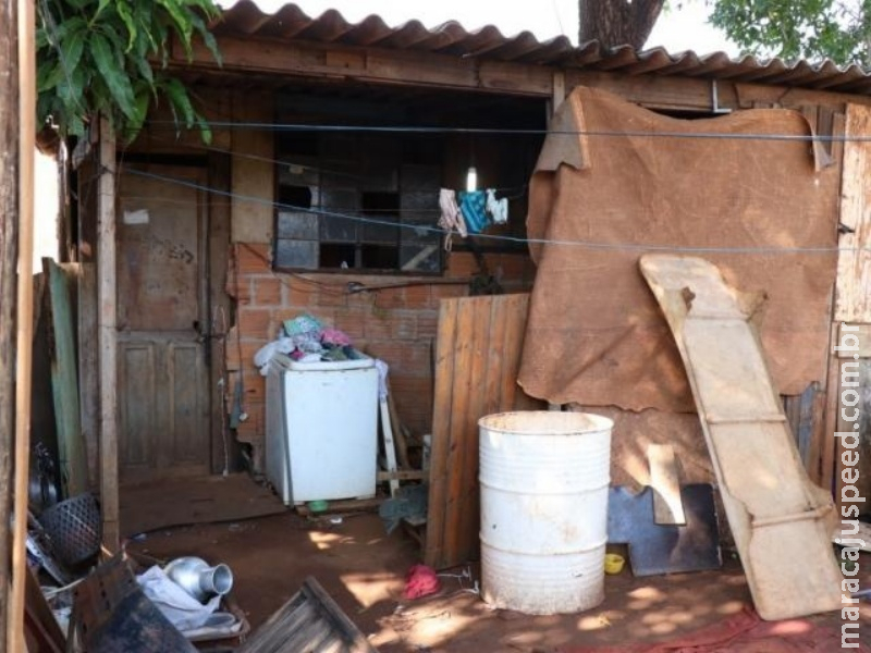 Rapaz sai no portão para atender chamado e é morto a tiros Rapaz sai no portão para atender chamado e é morto a tiros