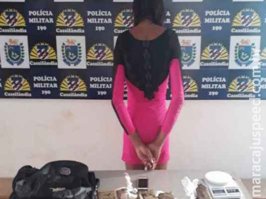 Travesti se arrisca por ‘extra’ no tráfico e acaba presa com maconha Travesti se arrisca por ‘extra’ no tráfico e acaba presa com maconha