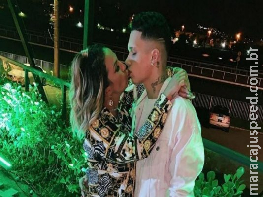 Valesca Popozuda posta foto com selinho e faz declaração para filho 