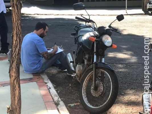 Acidente envolve duas motos e grávida passa mal na Afonso Pena Acidente envolve duas motos e grávida passa mal na Afonso Pena