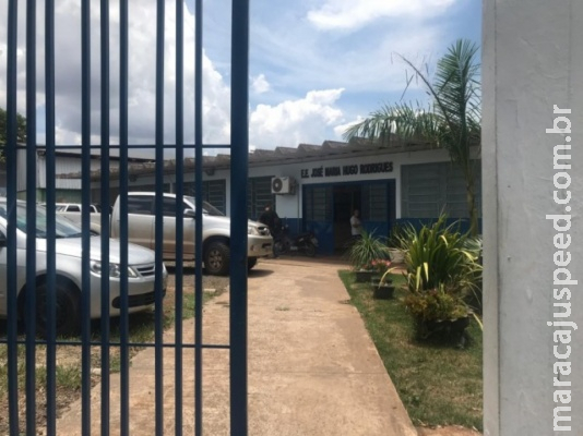 Aluno agride e ameaça namorada em sala e escola diz que é "briga de casal" Aluno agride e ameaça namorada em sala e escola diz que é "briga de casal"