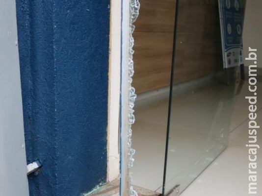 Assaltante quebra vidro e leva dois Iphones de loja durante madrugada