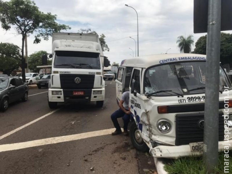 Astra parado faz Kombi bater em poste e bloqueia trânsito na Ernesto Geisel