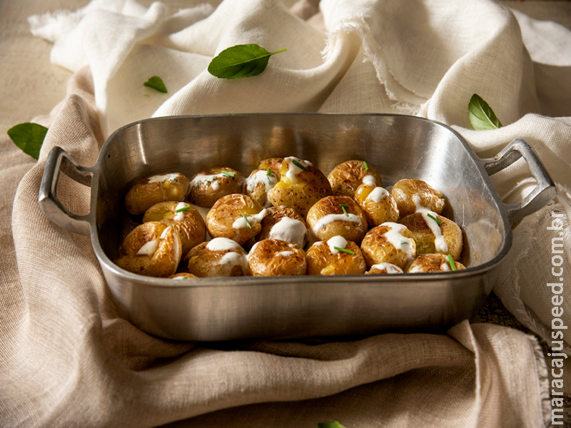 Batatinhas ao murro com creme azedo