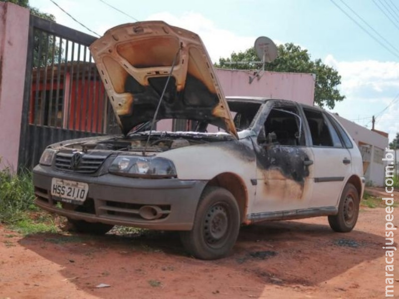 Bêbado, homem tira gasolina da motocicleta para incendiar veículo
