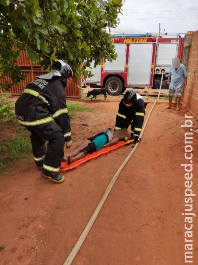 Bombeiros resgatam mulher que dormia enquanto casa pegava fogo em MS Bombeiros resgatam mulher que dormia enquanto casa pegava fogo em MS