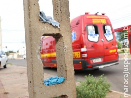 Bombeiros salvam garoto com cabeça presa em pilar de ponto de ônibus Bombeiros salvam garoto com cabeça presa em pilar de ponto de ônibus
