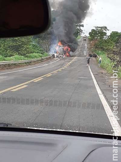 Carreta de algodão pega fogo em colisão