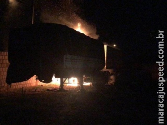 Carreta pega fogo e fica parcialmente destruída em terreno da PRF