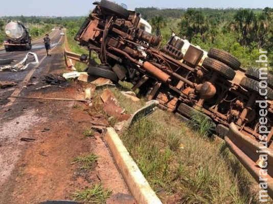 Cinco pessoas ficam feridas em acidente envolvendo três caminhões