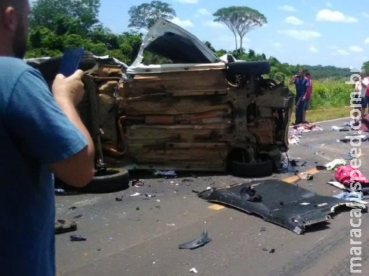 Colisão frontal deixa 3 mortos, destroços e interdita parte da BR-163