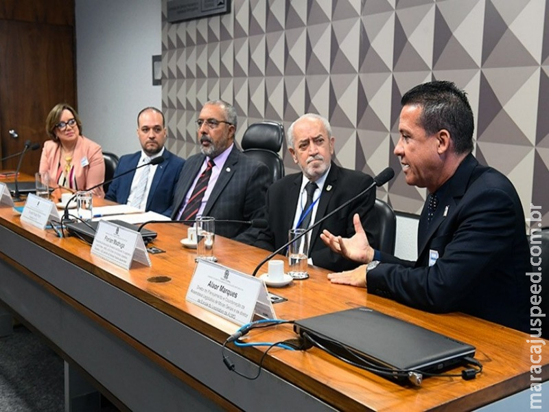 Debatedores apontam importância da educação legislativa para a democracia Debatedores apontam importância da educação legislativa para a democracia