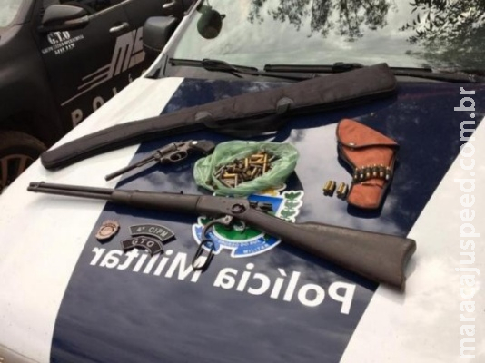 Depois de ameaçar policiais em vídeo, trio é preso com armas e munições Depois de ameaçar policiais em vídeo, trio é preso com armas e munições