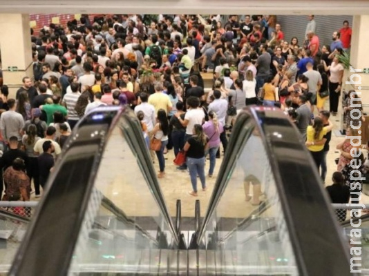 Doido por desconto, consumidor invade shopping à meia-noite