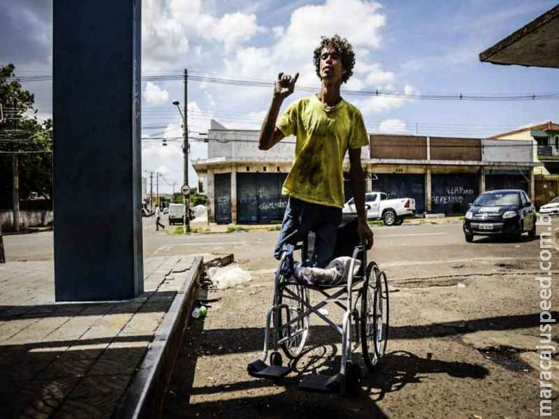 Durante operação da PM, morador de rua ganha cadeira de rodas nova
