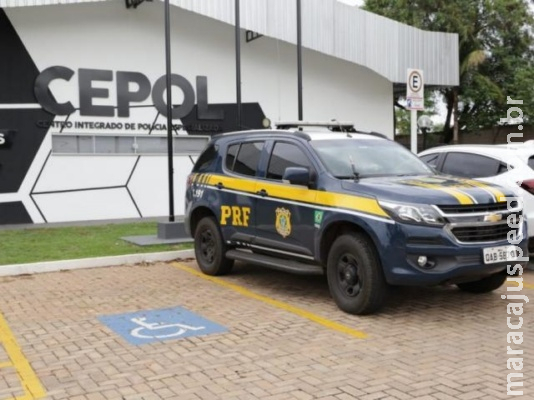 Em fuga, traficante estoura pneus e abandona 567 kg de maconha