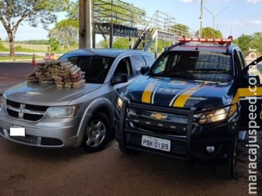 Família é presa transportando 56 kg de cocaína em fundo falso de veículo