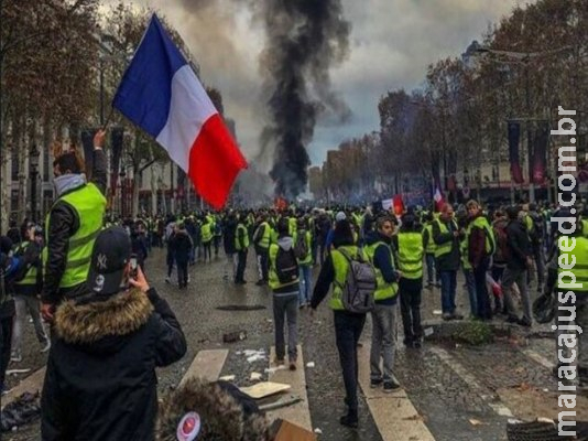 França: Polícia usa gás para conter protestos de coletes amarelos