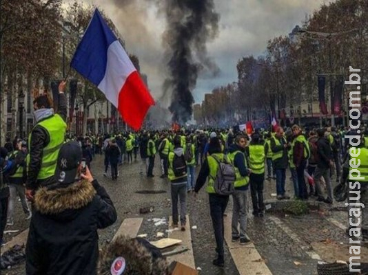 França: Polícia usa gás para conter protestos de coletes amarelos França: Polícia usa gás para conter protestos de coletes amarelos