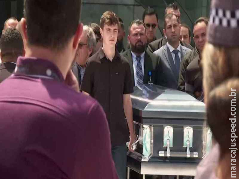 Gugu é enterrado no mesmo dia do sepultamento do pai há 10 anos