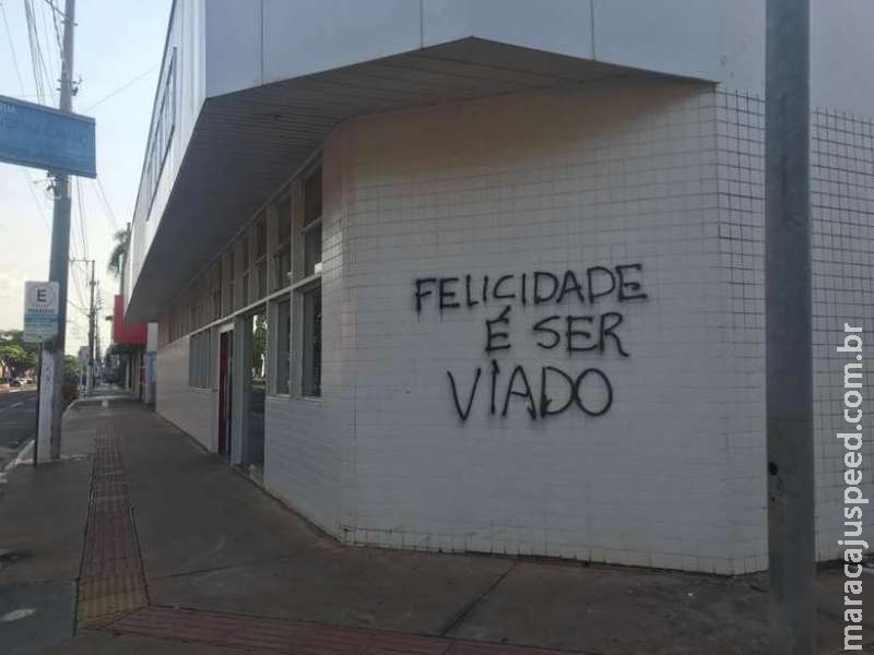 Homem é multado em R$ 3 mil por pichar vários empreendimentos Homem é multado em R$ 3 mil por pichar vários empreendimentos
